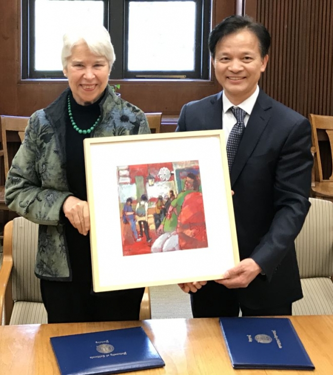 EVCP Christ accepts the gift of a painting from President Zhong