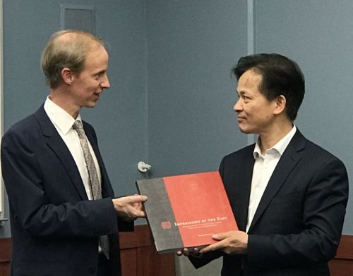Chair Harley presents a book on UCB's C. V. Starr East Asian Library to President Zhong