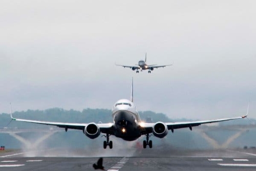 Photo of airplane landing 